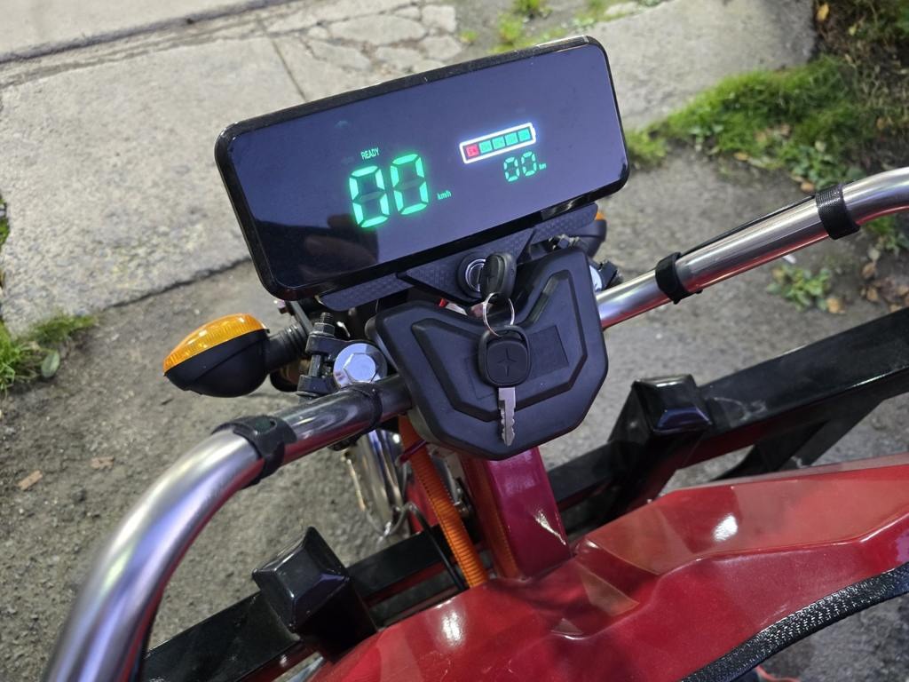 2026 ET13 digital display and handlebar controls