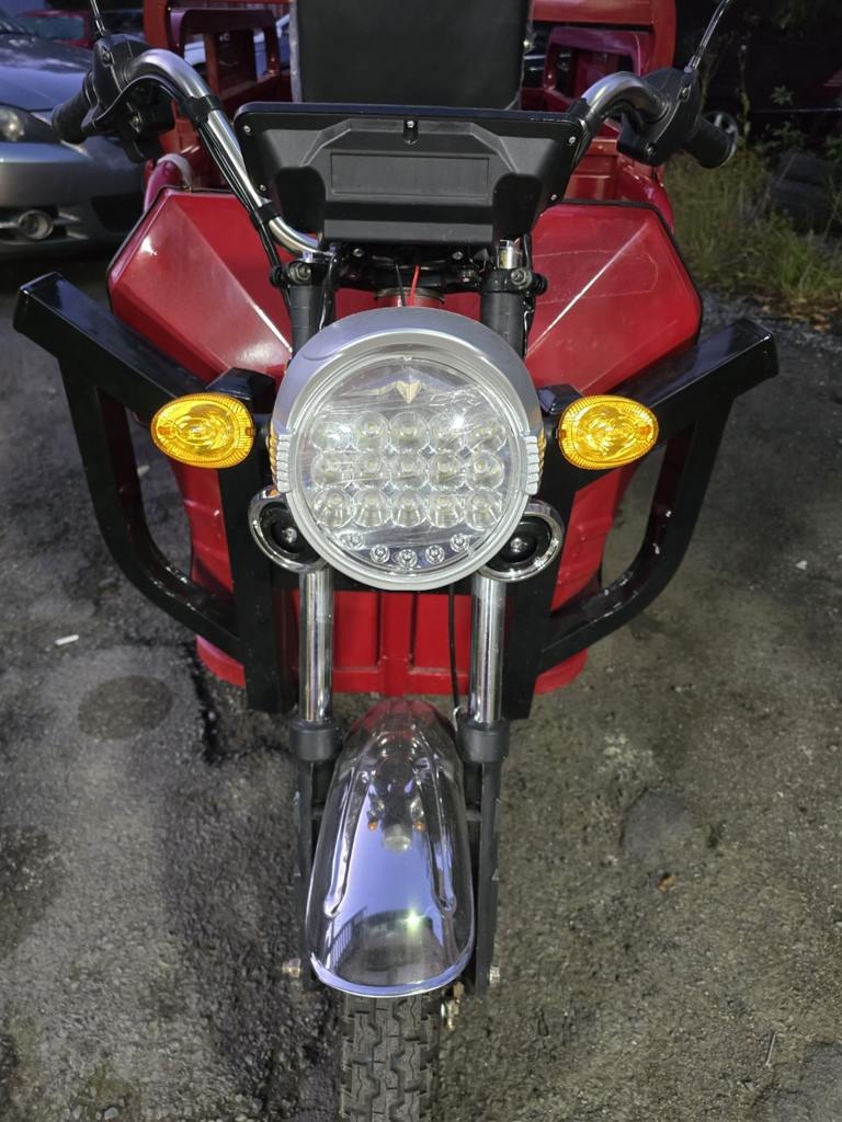 2026 ET13 front headlight, indicators and front wheel